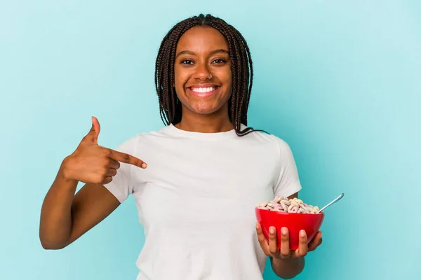 Young African American Woman Holding Bowl Cereales Isolated Blue Background — Stockfoto