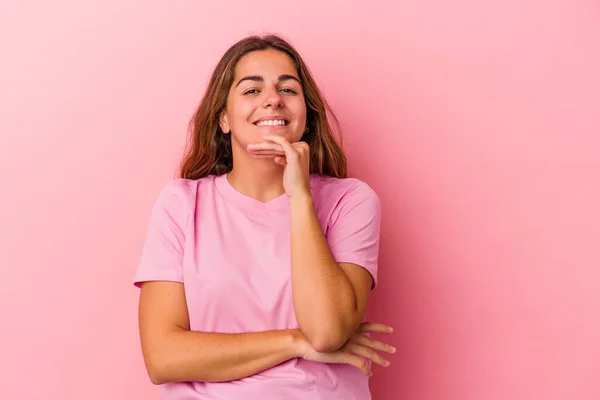 Joven Mujer Caucásica Aislada Sobre Fondo Rosa Sonriendo Feliz Confiada — Foto de Stock