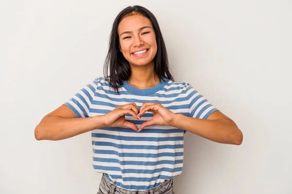 Mulher Latina Jovem Isolado Fundo Branco Sorrindo Mostrando Uma Forma — Fotografia de Stock