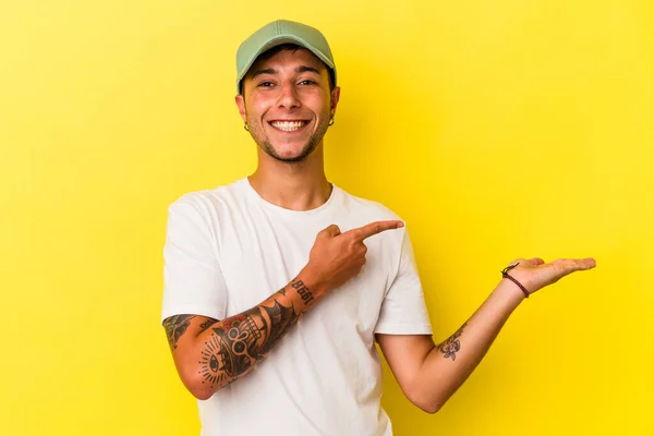 Jonge Blanke Man Met Tatoeages Geïsoleerd Gele Achtergrond Opgewonden Met — Stockfoto