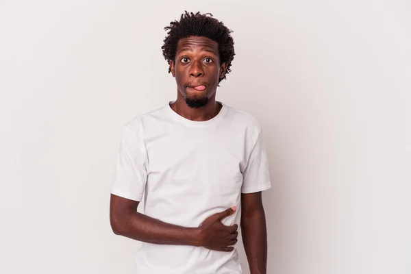Jonge Afrikaans Amerikaanse Man Geïsoleerd Witte Achtergrond Raakt Buik Glimlacht — Stockfoto