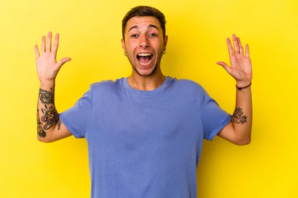 Νεαρός Καυκάσιος Άνδρας Τατουάζ Απομονωμένο Κίτρινο Φόντο Δέχεται Μια Ευχάριστη — Φωτογραφία Αρχείου
