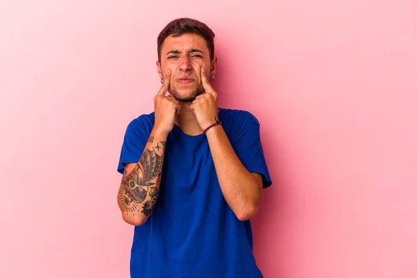 Ung Kaukasisk Man Med Tatueringar Isolerade Gul Bakgrund Gråter Missnöjd — Stockfoto