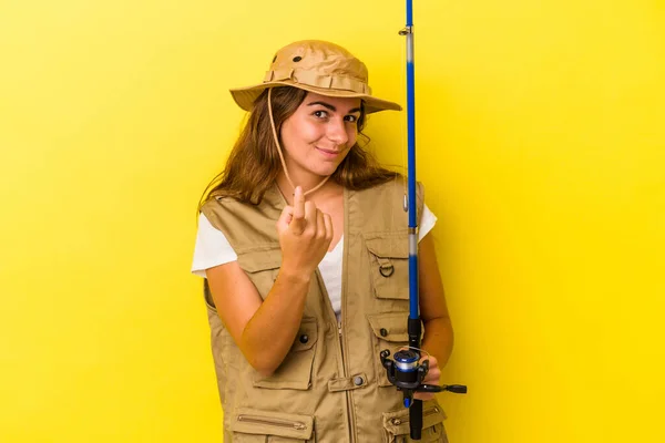 Young Caucasian Fisherwoman Holding Rod Isolated Yellow Background Pointing Finger — Stock Photo, Image