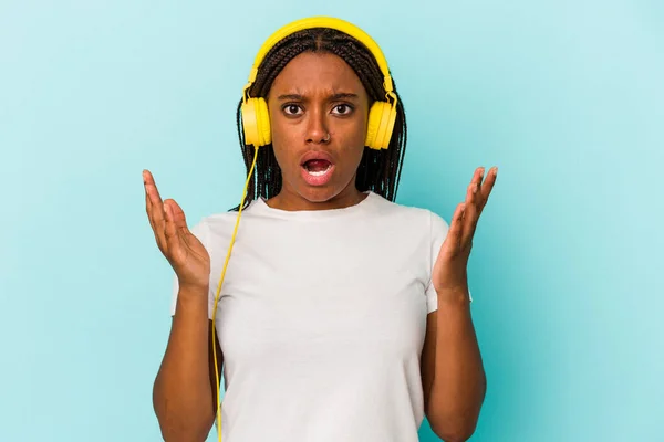 Jonge Afro Amerikaanse Vrouw Luisteren Naar Muziek Geïsoleerd Blauwe Achtergrond — Stockfoto