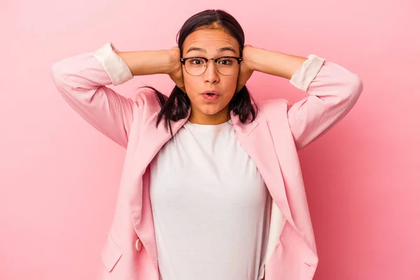 Mujer Latina Joven Aislada Sobre Fondo Rosa Cubriendo Las Orejas —  Fotos de Stock