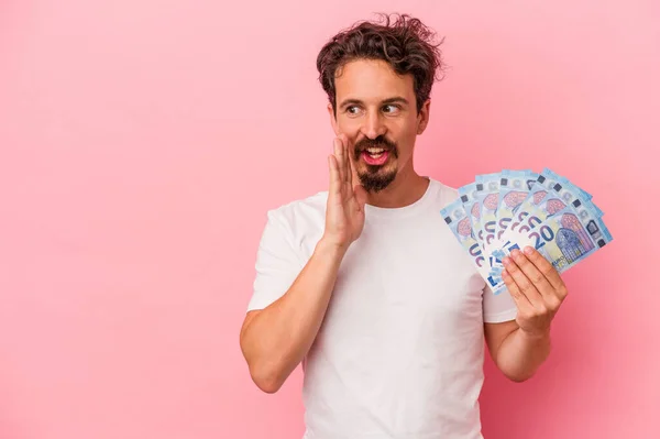 Young Caucasian Man Holding Banknotes Isolated Pink Background Saying Secret — Stock Photo, Image