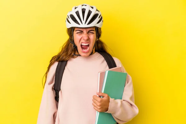 배경에 고립된 자전거 헬멧을 코카서스 여학생 공격적 이라고 소리치는 — 스톡 사진
