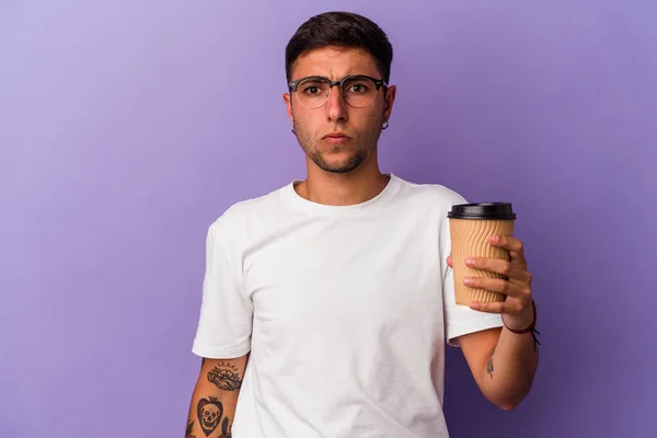 Ung Kaukasisk Man Håller Bort Kaffe Isolerad Lila Bakgrund Axelryckningar — Stockfoto