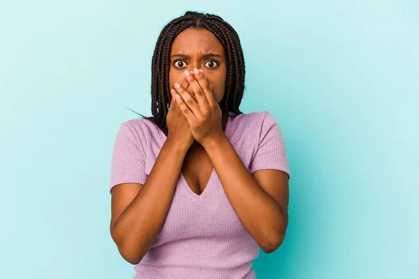 Joven Mujer Afroamericana Aislada Sobre Fondo Azul Cubriendo Boca Con — Foto de Stock