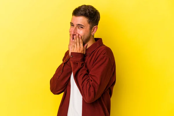 Joven Hombre Caucásico Con Tatuajes Aislados Sobre Fondo Amarillo Riendo —  Fotos de Stock