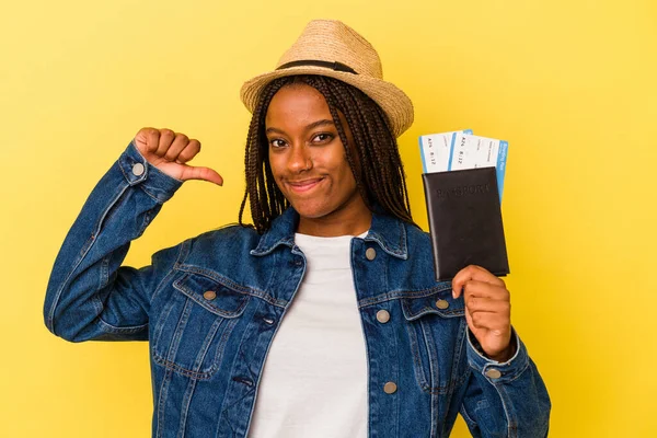 Jonge Afrikaanse Amerikaanse Vrouw Met Een Paspoort Geïsoleerd Gele Achtergrond — Stockfoto