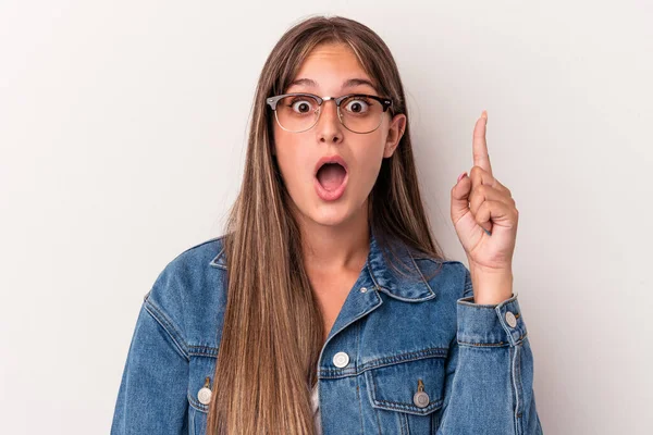 Beyaz arka planda izole genç beyaz kadın bir fikri, ilham konsepti var.