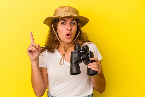 Junge Kaukasische Frau Mit Fernglas Isoliert Auf Gelbem Hintergrund Mit — Stockfoto