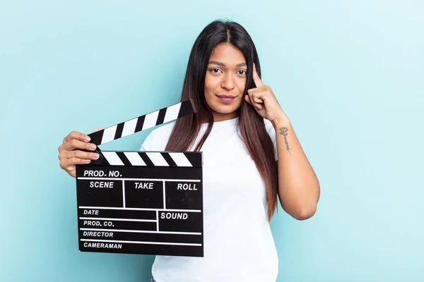 Giovane Donna Venezuelana Possesso Clapperboard Isolato Sfondo Blu Puntando Tempio — Foto Stock