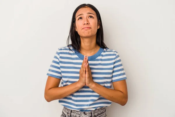 若いラテン語の女性の白い背景に手を保持口の近くに祈るに孤立し 自信を感じる — ストック写真