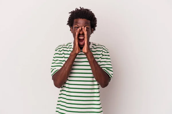 Junger Afrikanisch Amerikanischer Mann Isoliert Auf Weißem Hintergrund Schreit Aufgeregt — Stockfoto