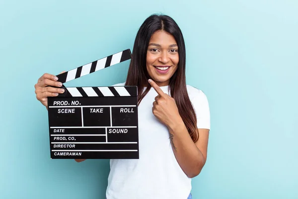 Young Venezuelan Woman Holding Clapperboard Isolated Blue Background Smiling Pointing — Stock Photo, Image