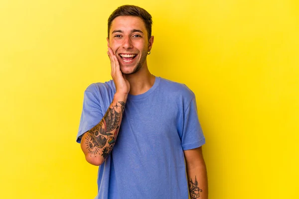 Jonge Blanke Man Met Tatoeages Geïsoleerd Gele Achtergrond Schreeuwt Luid — Stockfoto