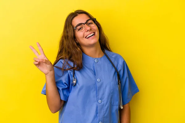 Νεαρή Νοσοκόμα Γυναίκα Απομονωμένη Κίτρινο Φόντο Χαρούμενη Και Ανέμελη Δείχνοντας — Φωτογραφία Αρχείου