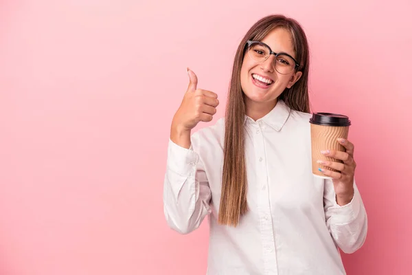 Jong Bedrijf Kaukasische Vrouw Houden Een Take Away Geïsoleerd Roze — Stockfoto