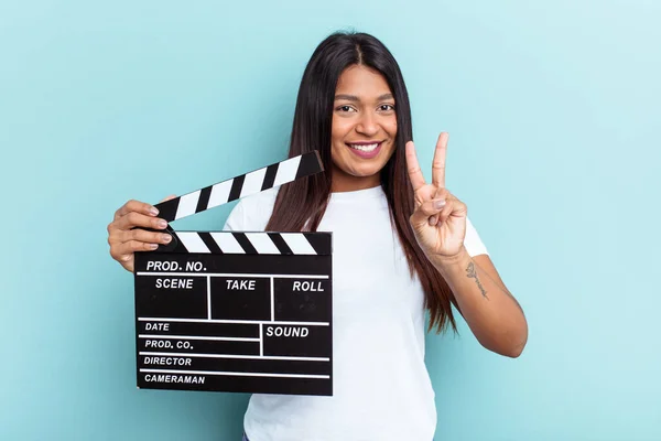 Ung Venezuelansk Kvinna Håller Clapperboard Isolerad Blå Bakgrund Visar Nummer — Stockfoto