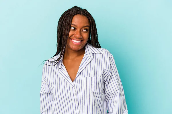 Jong Afrikaanse Amerikaanse Vrouw Geïsoleerd Blauwe Achtergrond Lacht Sluit Ogen — Stockfoto