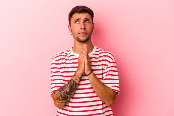 Young Caucasian Man Tattoos Isolated Yellow Background Holding Hands Pray —  Fotos de Stock