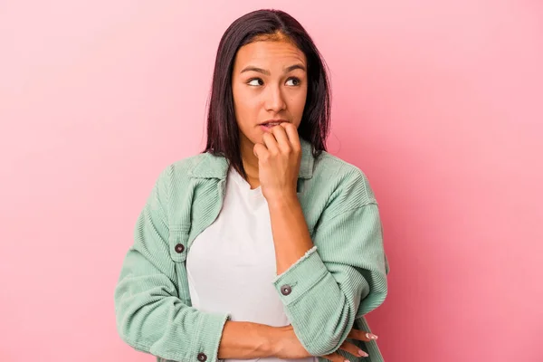 Giovane Donna Latina Isolata Sfondo Rosa Mordere Unghie Nervoso Molto — Foto Stock