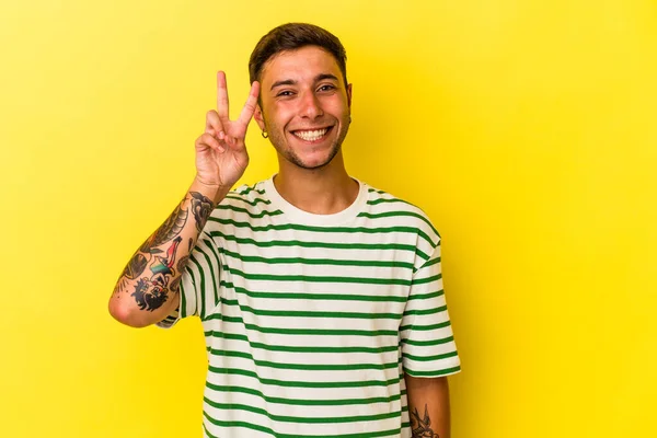 Jonge Blanke Man Met Tatoeages Geïsoleerd Gele Achtergrond Met Nummer — Stockfoto