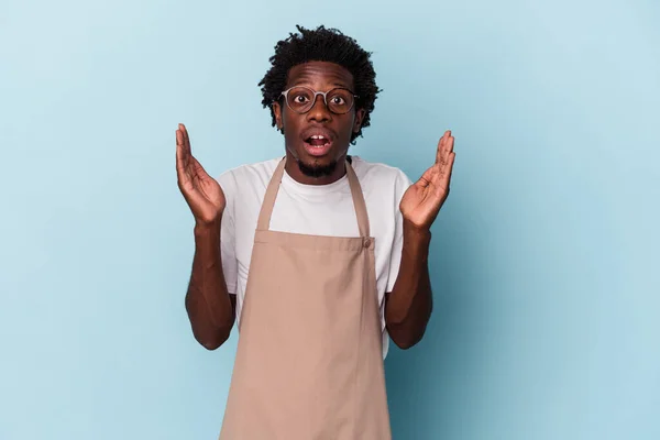 Young African American Store Clerk Isolated Blue Background Surprised Shocked — Stock Photo, Image