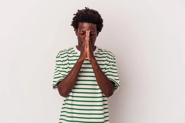 배경에 고립되어 아프리카 미국인 남자가 가까이에서 기도를 자신감을 갖는다 — 스톡 사진