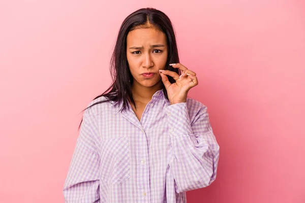 Young Latin Woman Isolated Pink Background Fingers Lips Keeping Secret — Stock Photo, Image