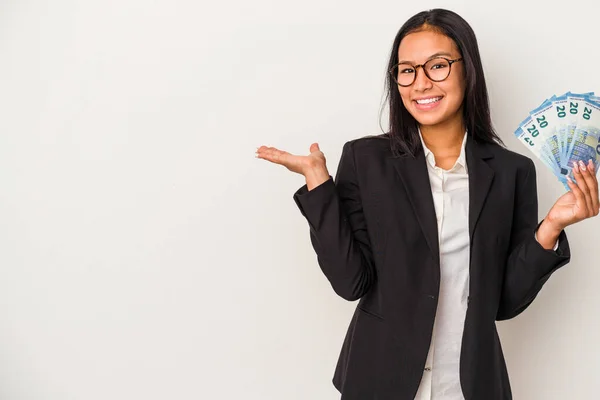 Jonge Zakenvrouw Latijn Houdt Rekeningen Koffie Geïsoleerd Witte Achtergrond Toont — Stockfoto