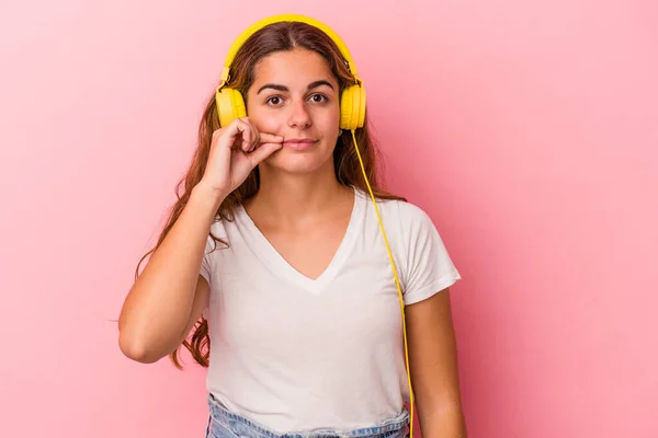 Giovane Donna Caucasica Che Ascolta Musica Isolata Sfondo Rosa Con — Foto Stock