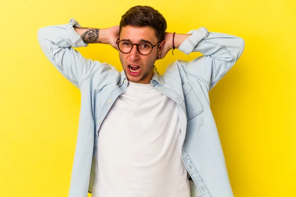 Νεαρός Καυκάσιος Άντρας Τατουάζ Απομονωμένος Κίτρινο Φόντο Ουρλιάζοντας Πολύ Ενθουσιασμένος — Φωτογραφία Αρχείου