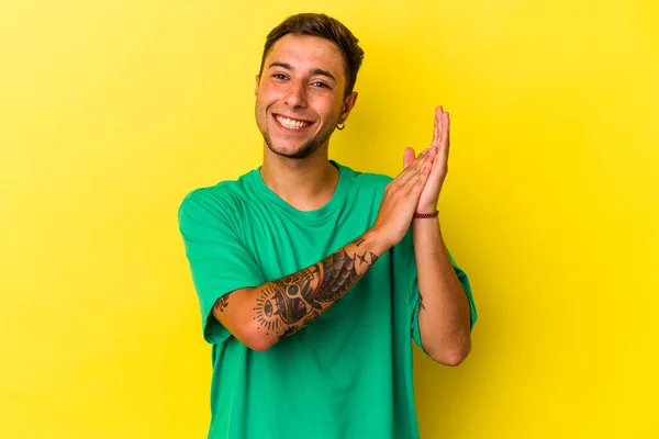 Jovem Caucasiano Com Tatuagens Isoladas Fundo Amarelo Sentindo Enérgico Confortável — Fotografia de Stock