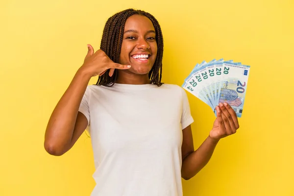 Mladá Africká Američanka Drží Bankovky Izolované Žlutém Pozadí Ukazující Gesto — Stock fotografie