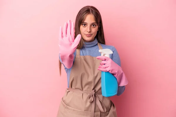 Jonge Blanke Schonere Vrouw Houdt Spray Geïsoleerd Roze Achtergrond Staan — Stockfoto