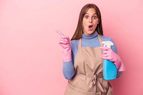 Jonge Blanke Schonere Vrouw Met Spray Geïsoleerd Roze Achtergrond Wijzend — Stockfoto