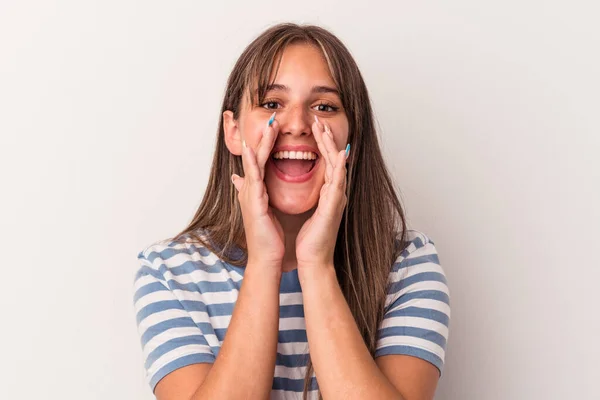 Mujer Caucásica Joven Aislada Sobre Fondo Blanco Diciendo Chisme Señalando — Foto de Stock