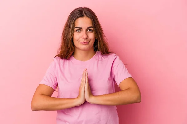 Ung Kaukasiska Kvinna Isolerad Rosa Bakgrund Visar Hängivenhet Religiös Person — Stockfoto