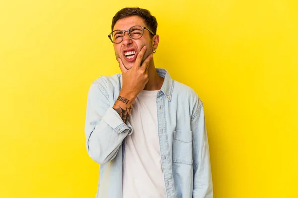 Young Caucasian Man Tattoos Isolated Yellow Background Having Strong Teeth — 스톡 사진