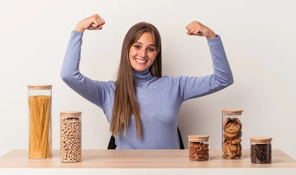 Jonge Blanke Vrouw Zit Aan Een Tafel Met Voedsel Pot — Stockfoto