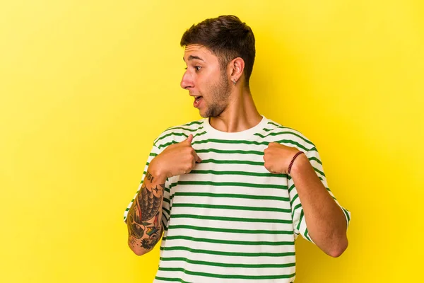 Jonge Blanke Man Met Tatoeages Geïsoleerd Gele Achtergrond Verrast Wijzend — Stockfoto