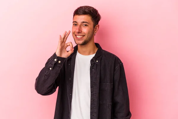 Young Caucasian Man Tattoos Isolated Yellow Background Cheerful Confident Showing — ストック写真