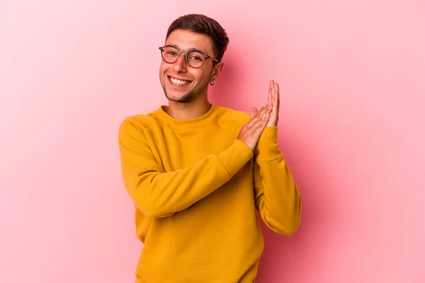 Ung Kaukasisk Man Med Tatueringar Isolerad Gul Bakgrund Känsla Energisk — Stockfoto