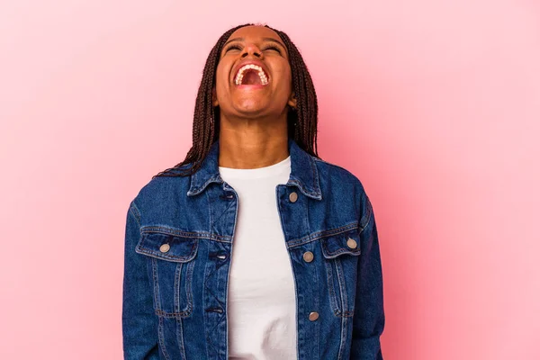 Jong Afrikaans Amerikaans Vrouw Geïsoleerd Roze Achtergrond Ontspannen Gelukkig Lachen — Stockfoto