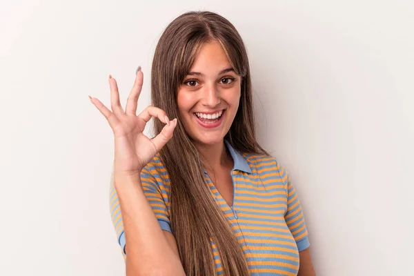 Jovem Mulher Caucasiana Isolado Fundo Branco Alegre Confiante Mostrando Gesto — Fotografia de Stock