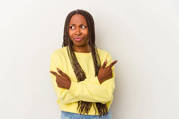 Giovane Donna Afroamericana Isolato Punti Sfondo Bianco Lateralmente Sta Cercando — Foto Stock